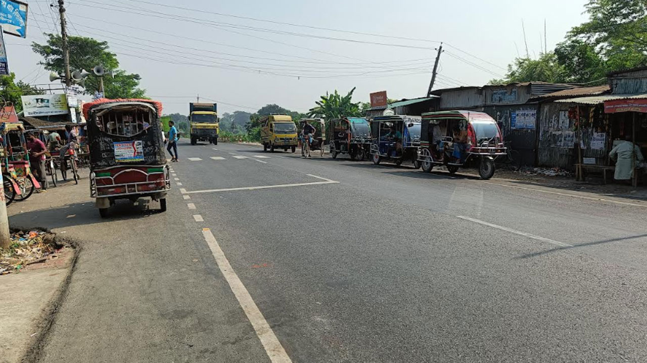 ঢাকা-খুলনা মহাসড়কে পাঁচ ঘণ্টা অবরোধের পর যান চলাচল স্বাভাবিক